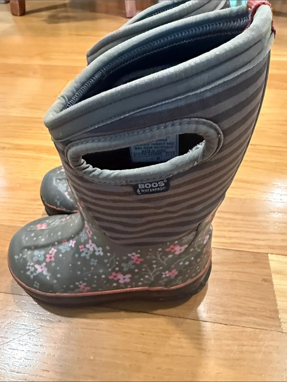 Bogs girls flowers / stripes snowboots size 9 .